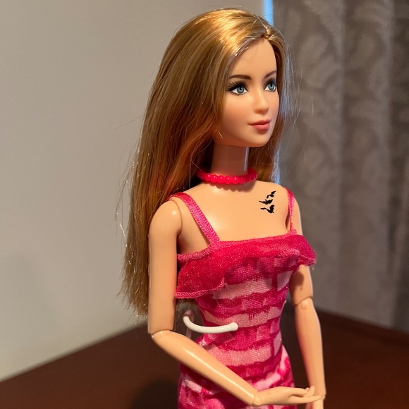 Barbie Doll 2014 Divergent Tris - Picture 4 of 8